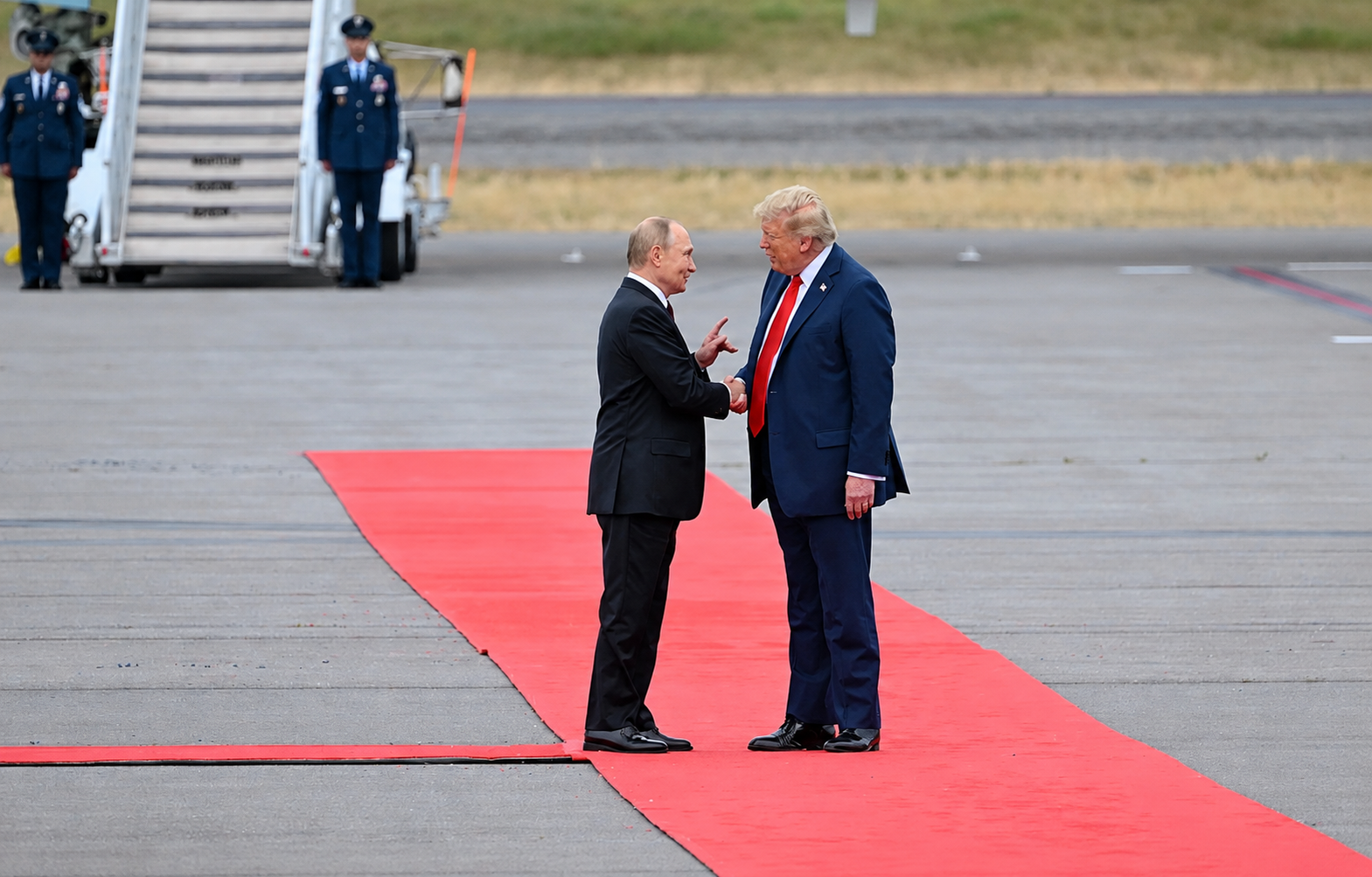 Ушаков: Путин и Трамп могут встретиться на саммите АТЭС в Китае