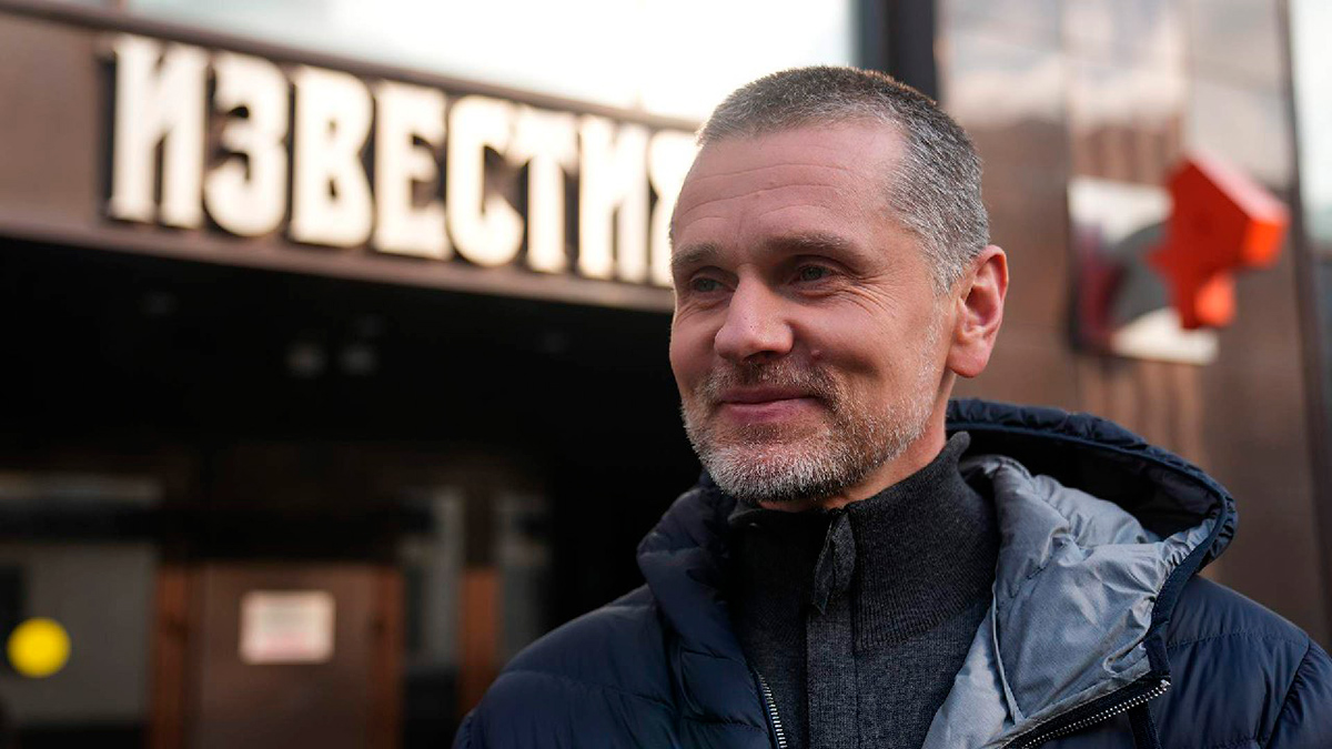 «Только перед приземлением в Москве с меня сняли наручники»