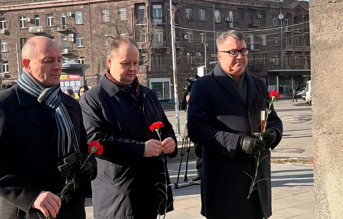 Российские дипломаты возложили цветы к памятнику А.С.Грибоедову в Ереване 