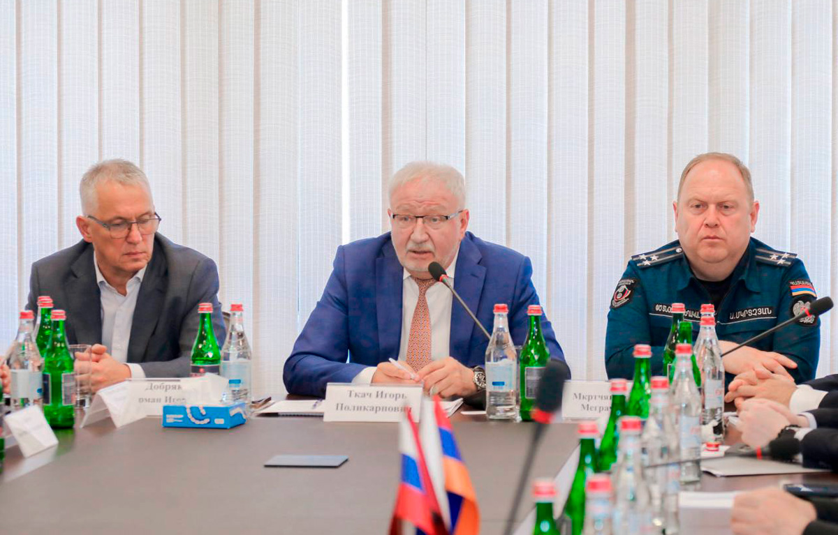 В Ереване открылась конференция представителей спасательных служб России и Армении