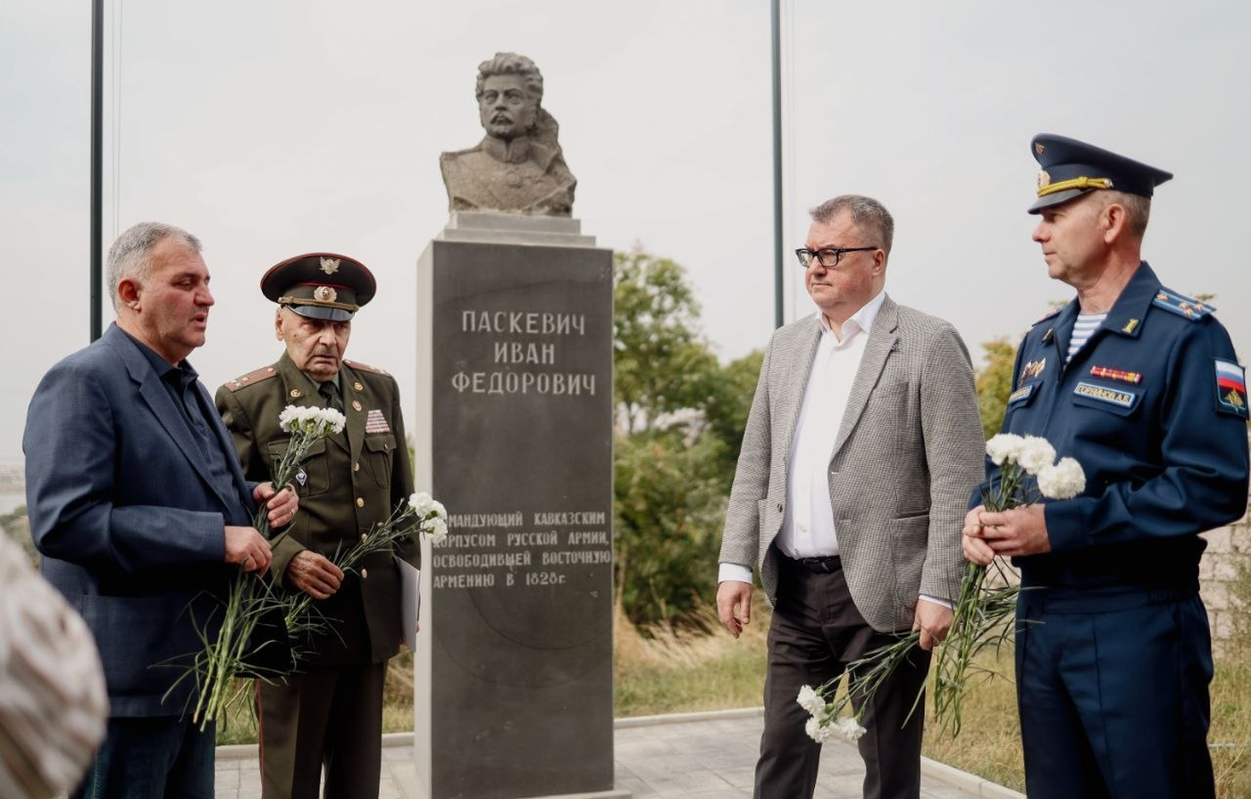 НА ХОЛМЕ ПАСКЕВИЧА ПОЧТИЛИ 199-Ю ГОДОВЩИНУ ВЗЯТИЯ ЭРИВАНИ
